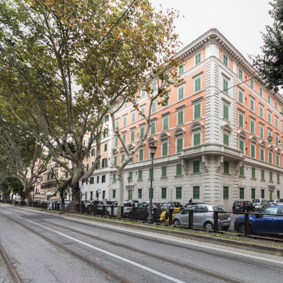 Intervento di ristrutturazione edilizia pesante e restauro delle facciate di un edificio storico del 1887 di proprietà della Banca d’Italia, per il ripristino della destinazione d’uso residenziale.